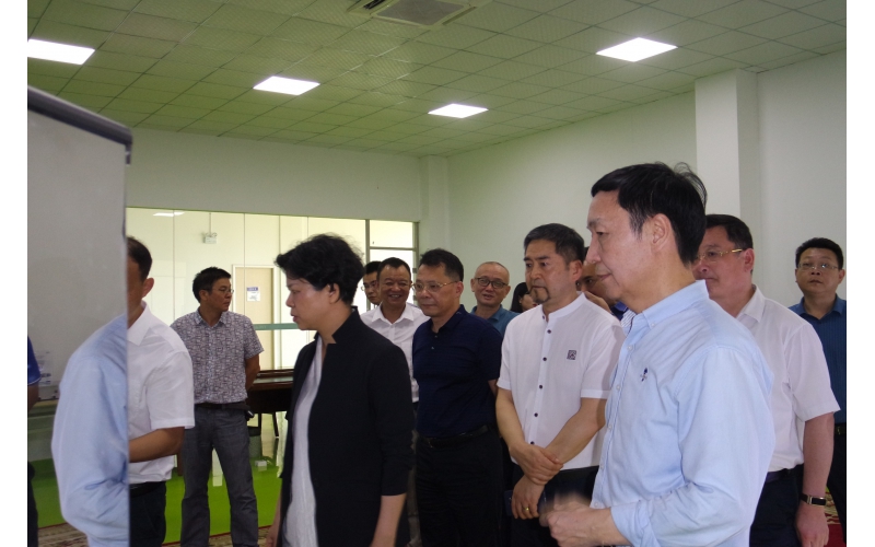 市委副書記、市長張迎春走訪智能制造企業(yè)，來我司調(diào)研，與我司高層領(lǐng)導(dǎo)親切會面。